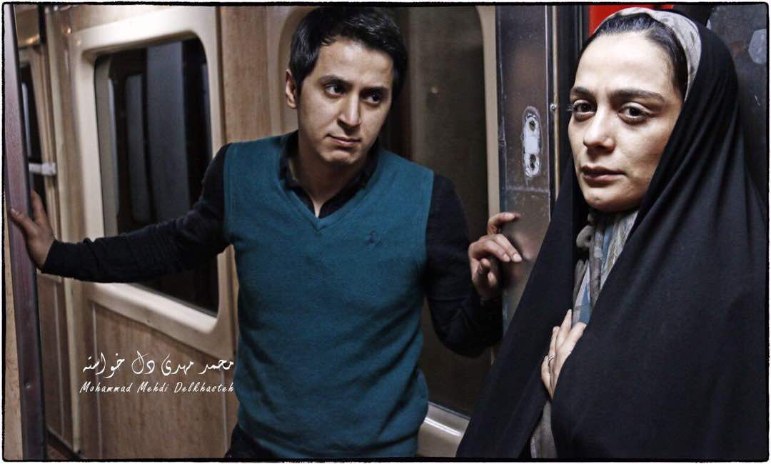 تصویری از امیر شریعت، بازیگر سینما و تلویزیون در حال بازیگری سر صحنه یکی از آثارش