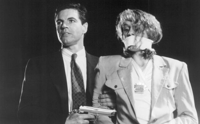 Colin Friels در صحنه فیلم سینمایی مرد تاریکی به همراه فرانسیس مک دورمند