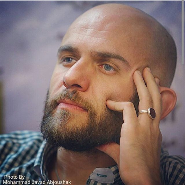 تصویری از بابک حمیدیان، بازیگر و تهیه کننده سینما و تلویزیون در حال بازیگری سر صحنه یکی از آثارش