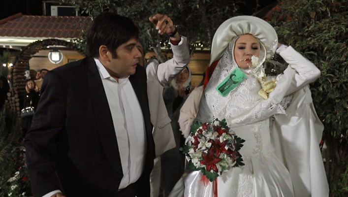 رضا داوودنژاد در صحنه سریال تلویزیونی زندگی شگفت انگیز است به همراه سحر ولدبیگی