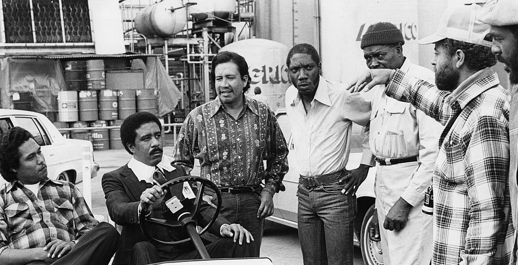 Richard Pryor در صحنه فیلم سینمایی Which Way Is Up? به همراه Ernesto Hernández، ویکتور آرگو، Otis Day و Morgan Roberts