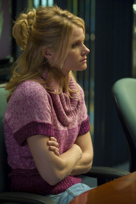 Joelle Carter در صحنه سریال تلویزیونی درست به هدف