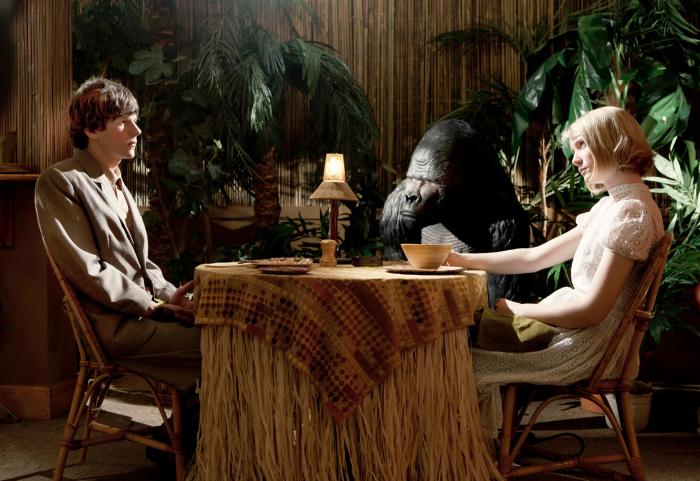 جسی ایزنبرگ در صحنه فیلم سینمایی The Double به همراه میا واشیکوفسکا