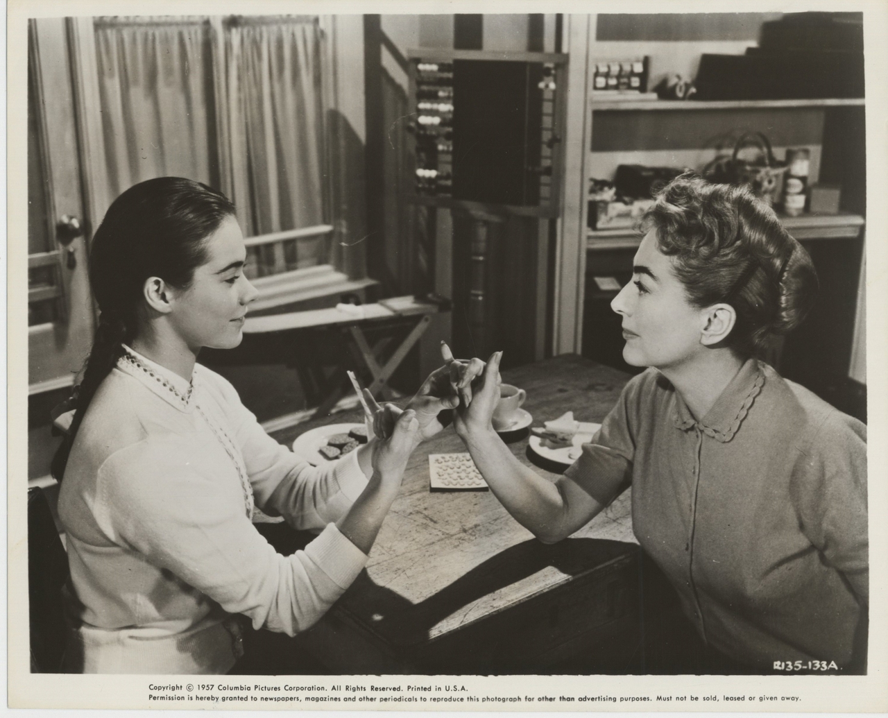 Joan Crawford در صحنه فیلم سینمایی The Story of Esther Costello به همراه Heather Sears