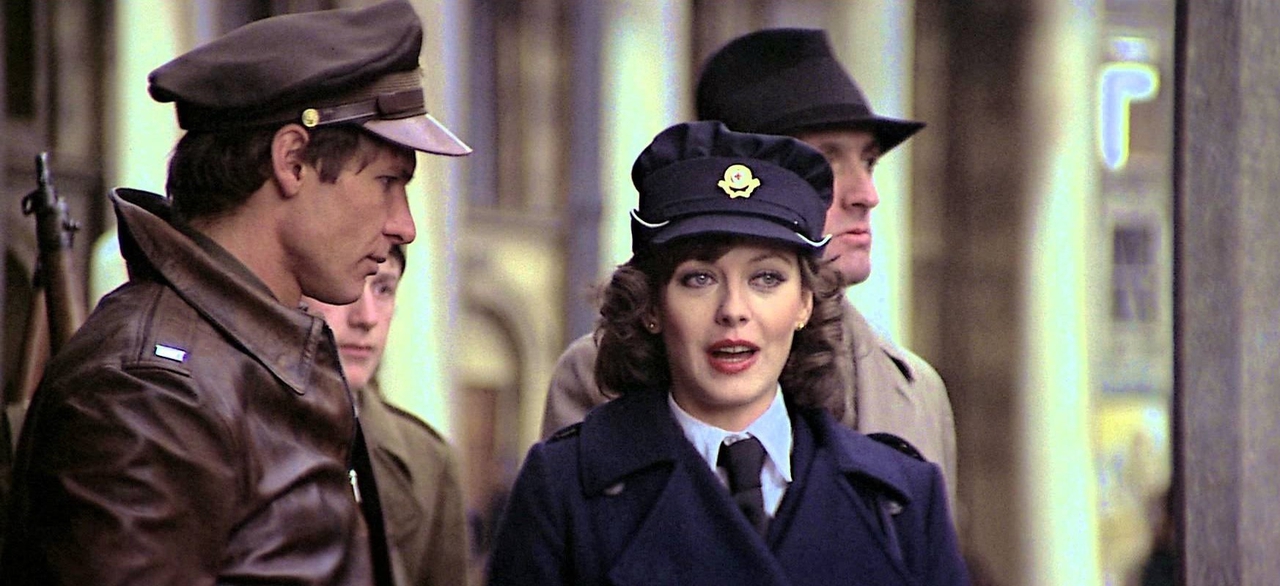 Lesley-Anne Down در صحنه فیلم سینمایی Hanover Street به همراه هریسون فورد