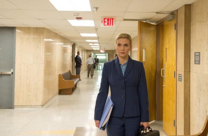 Rhea Seehorn در صحنه سریال تلویزیونی بهتره با سال تماس بگیری