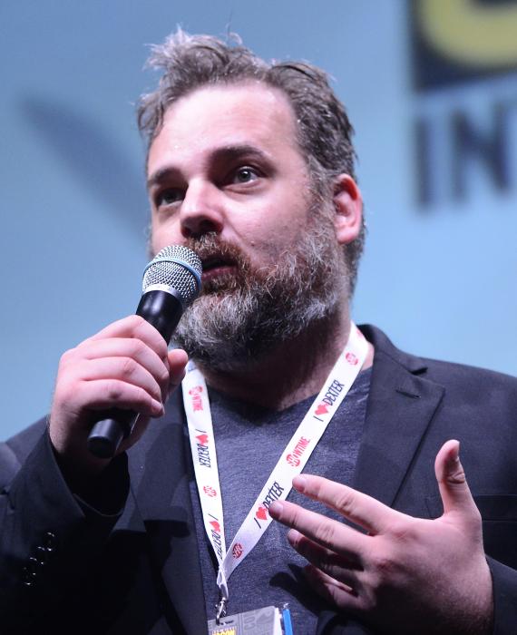 Dan Harmon در صحنه سریال تلویزیونی Community