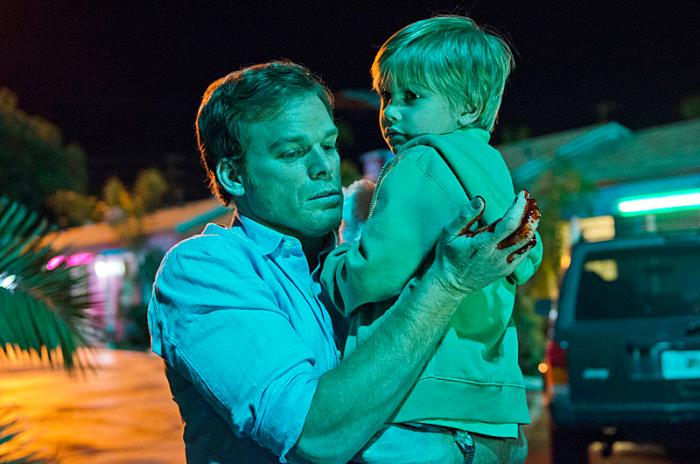 Jadon Wells در صحنه سریال تلویزیونی دکستر به همراه Michael C. Hall