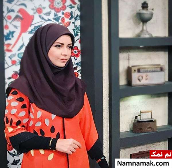 تصویری از نعیمه خزایی، مجری سینما و تلویزیون در حال بازیگری سر صحنه یکی از آثارش