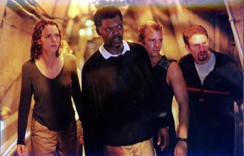 Saffron Burrows در صحنه فیلم سینمایی دریای عمیق آبی به همراه ساموئل ال. جکسون، توماس جین و Michael Rapaport