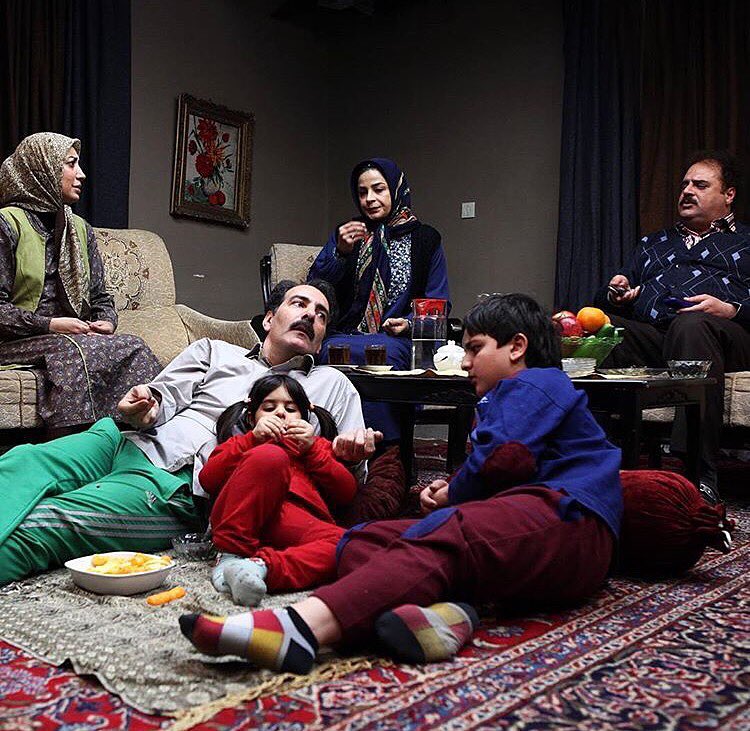 محمدرضا شیرخانلو در صحنه سریال تلویزیونی پادری به همراه هومن برق‌نورد، سیما تیرانداز، بهنام تشکر و نگار عابدی