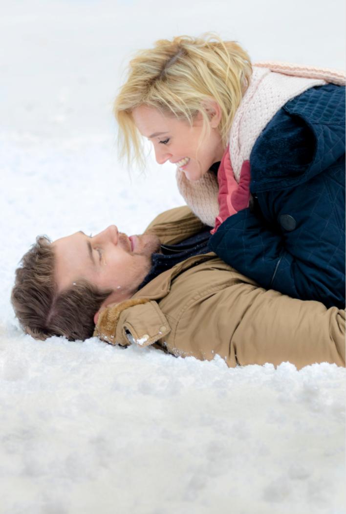 Nicky Whelan در صحنه فیلم سینمایی Romance at Reindeer Lodge به همراه Josh Kelly