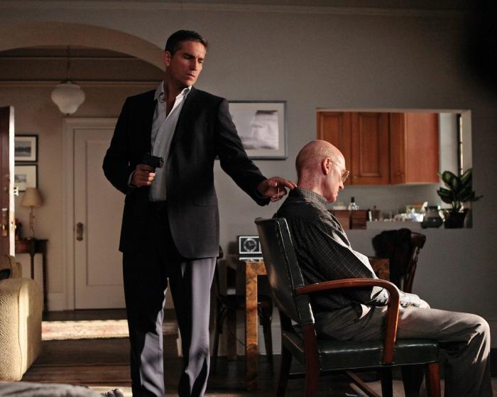 Kent Broadhurst در صحنه سریال تلویزیونی مظنون به همراه Jim Caviezel