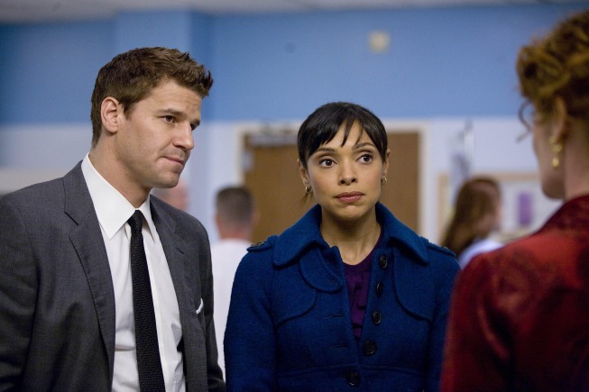 Tamara Taylor در صحنه سریال تلویزیونی استخوان ها به همراه David Boreanaz