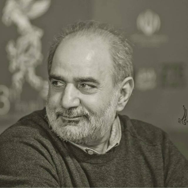 تصویری از پرویز پرستویی، بازیگر و تهیه کننده سینما و تلویزیون در حال بازیگری سر صحنه یکی از آثارش