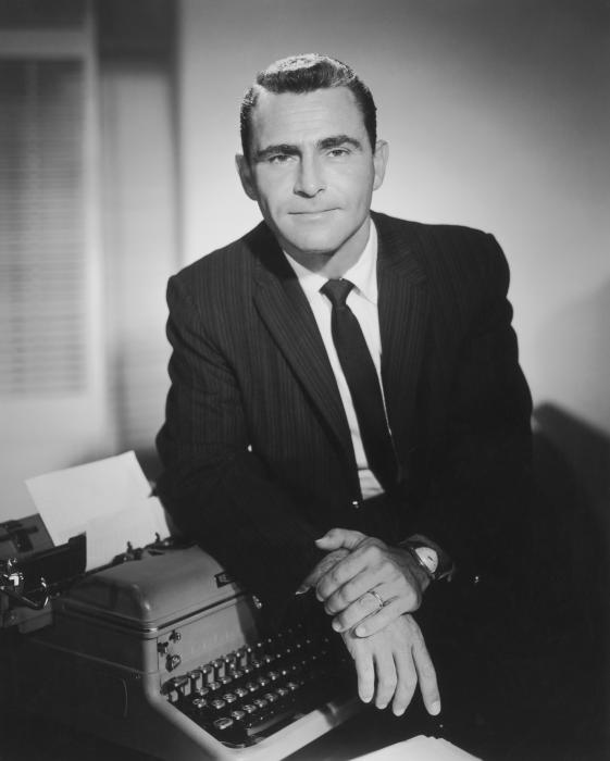 Rod Serling در صحنه سریال تلویزیونی منطقه نیمه روشن