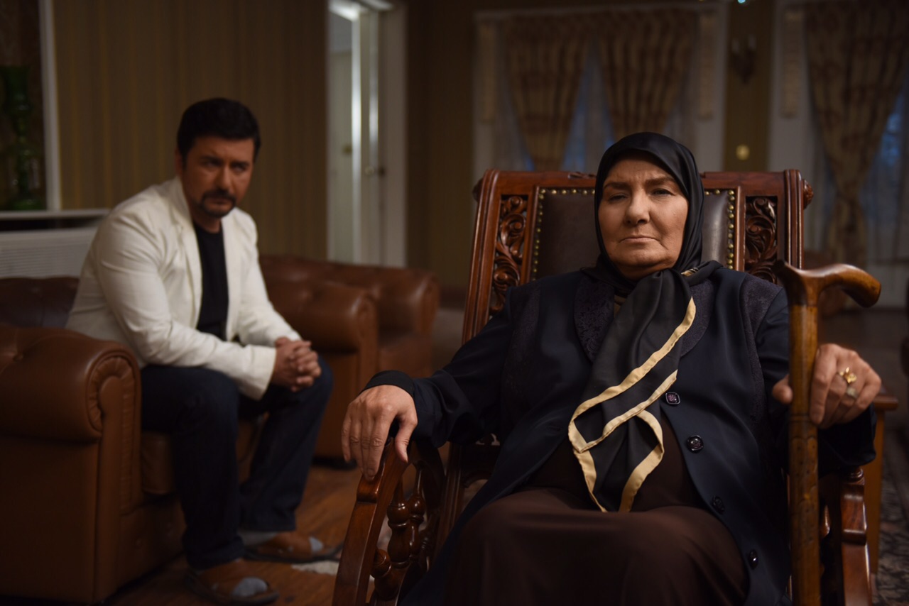 امیرحسین صدیق در صحنه سریال تلویزیونی دردسرهای عظیم 2 به همراه فریده سپاه‌منصور