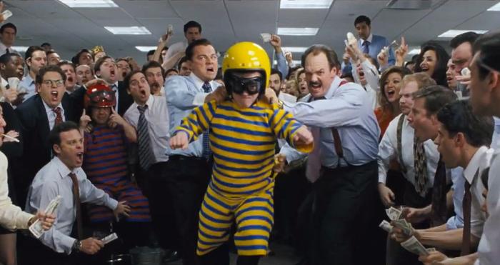 Ethan Suplee در صحنه فیلم سینمایی گرگ وال استریت به همراه لئوناردو ویلهام دی کاپریو و جونا هیِل