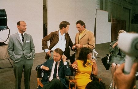Mike Nichols در صحنه فیلم سینمایی چه کسی از ویرجینیا ولف میترسد؟ به همراه George Segal، Elizabeth Taylor و Richard Burton