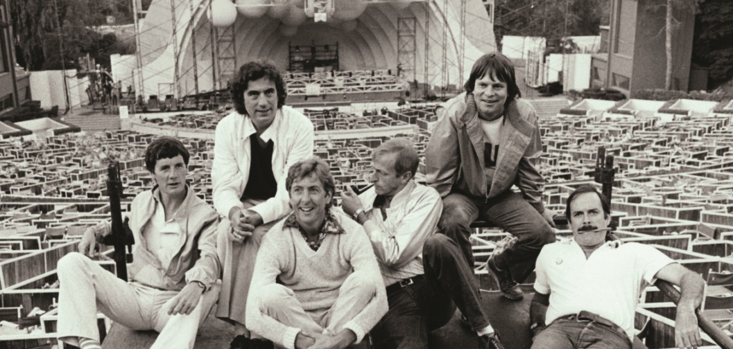 تری گیلیام در صحنه فیلم سینمایی Monty Python Live at the Hollywood Bowl به همراه Terry Jones، Eric Idle، Graham Chapman، Michael Palin و جان کلیز