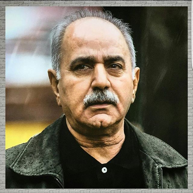 تصویری از پرویز پرستویی، بازیگر و تهیه کننده سینما و تلویزیون در حال بازیگری سر صحنه یکی از آثارش