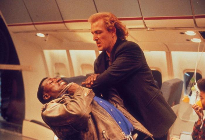 Bruce Payne در صحنه فیلم سینمایی امنیت پرواز به همراه وسلی اسنایپس