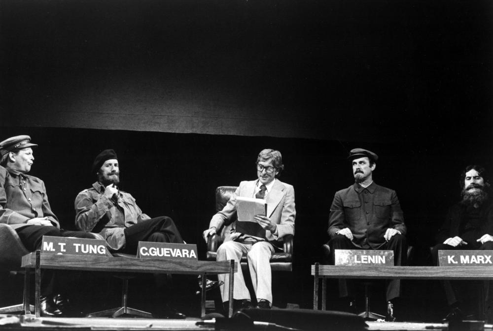Graham Chapman در صحنه فیلم سینمایی Monty Python Live at the Hollywood Bowl به همراه Terry Jones، Eric Idle، Michael Palin، تری گیلیام و جان کلیز