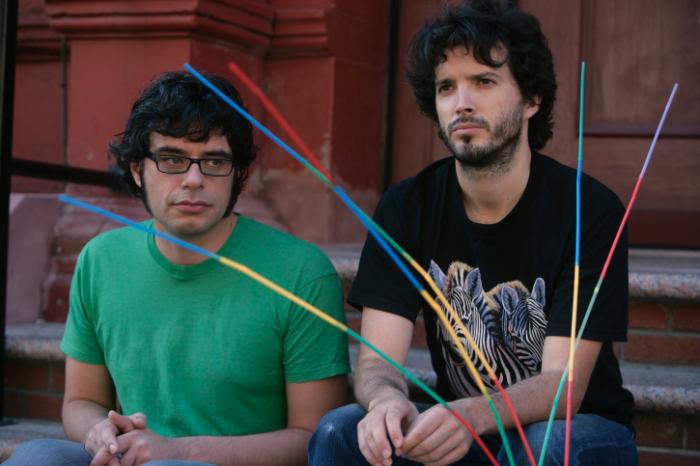 Bret McKenzie در صحنه سریال تلویزیونی Flight of the Conchords به همراه جامین کلمنت