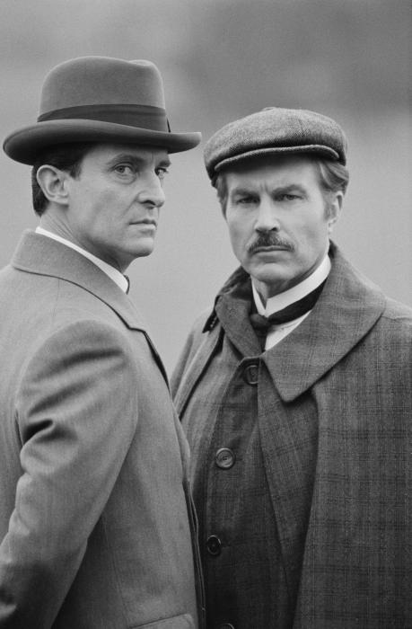 David Burke در صحنه سریال تلویزیونی ماجراهای شرلوک هلمز به همراه Jeremy Brett