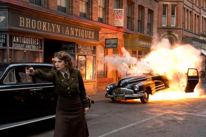 هایلی اتول در صحنه فیلم سینمایی کاپیتان آمریکا: نخستین انتقام جو