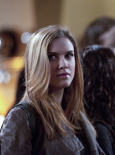 Sara Canning در صحنه سریال تلویزیونی خاطرات خون آشام