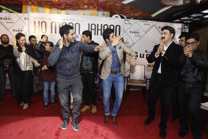 Adeel Hussain در صحنه فیلم سینمایی Ho Mann Jahaan به همراه Sheheryar Munawar Siddiqui