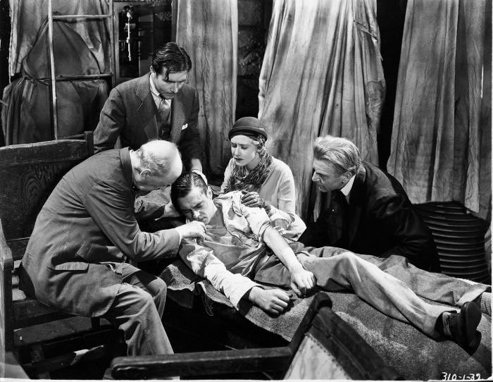 Valerie Hobson در صحنه فیلم سینمایی The Bride of Frankenstein به همراه Ernest Thesiger و Colin Clive
