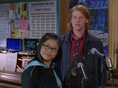 Keiko Agena در صحنه سریال تلویزیونی Gilmore Girls به همراه Todd Lowe