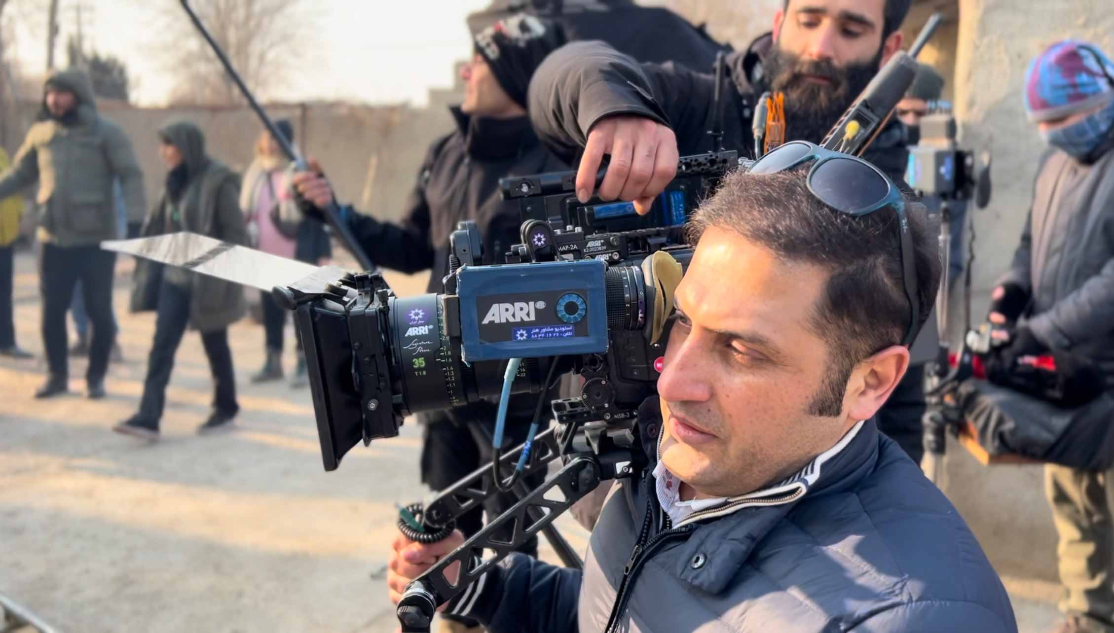 تصویری از علیرضا شاه حسینی، نویسنده و کارگردان سینما و تلویزیون در پشت صحنه یکی از آثارش