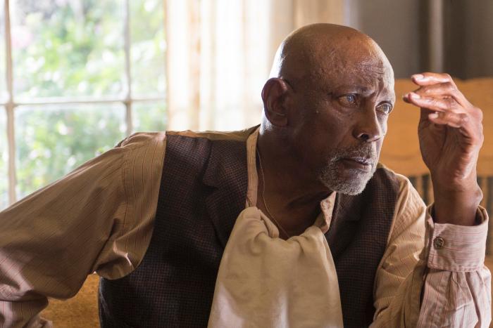 Louis Gossett Jr. در صحنه سریال تلویزیونی امپراتوری بوردواک