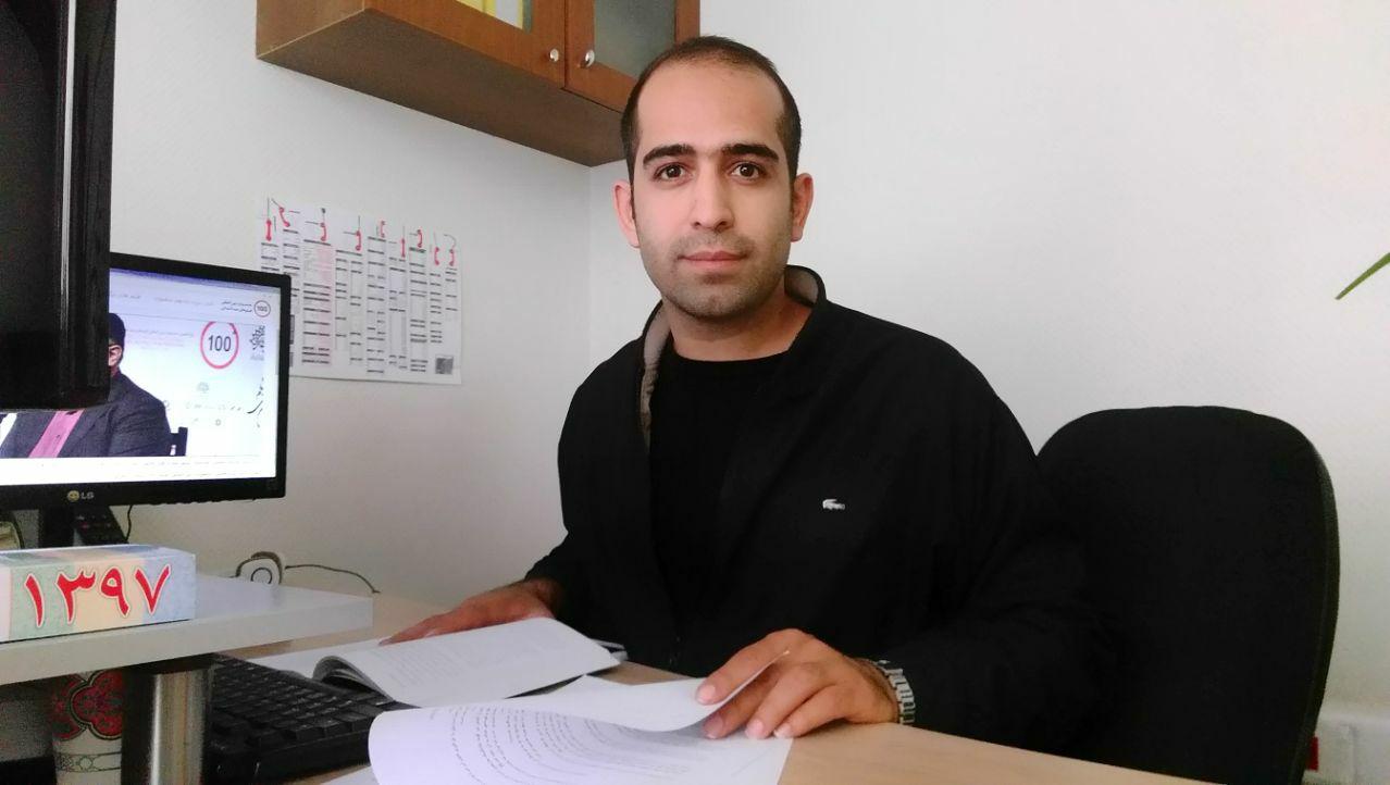 تصویری از سید حمید اسماعیلی سینما و تلویزیون در حال بازیگری سر صحنه یکی از آثارش