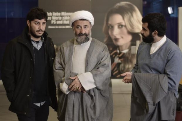 مهران رجبی در صحنه فیلم سینمایی پارادایس به همراه جواد عزتی
