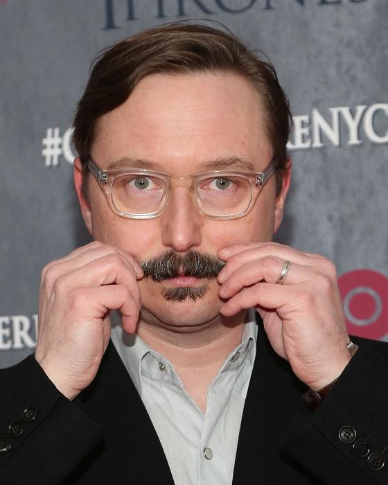 John Hodgman در صحنه سریال تلویزیونی بازی تاج و تخت