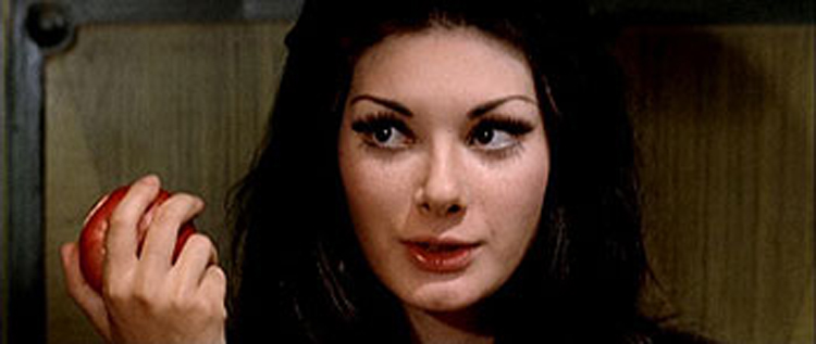 Edwige Fenech در صحنه فیلم سینمایی The Strange Vice of Mrs. Wardh