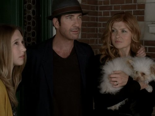 Connie Britton در صحنه سریال تلویزیونی داستان ترسناک آمریکایی به همراه Taissa Farmiga و Dylan McDermott