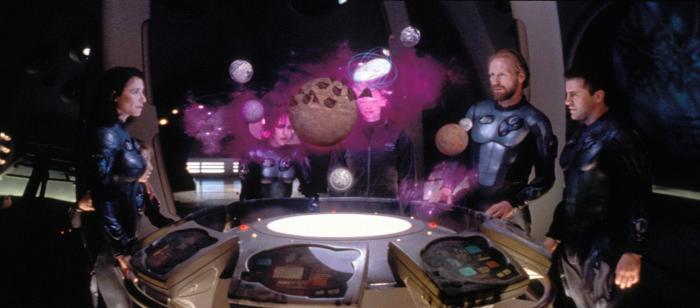 Mimi Rogers در صحنه فیلم سینمایی گمشده در فضا به همراه لیسی چابرت، Matt LeBlanc و William Hurt