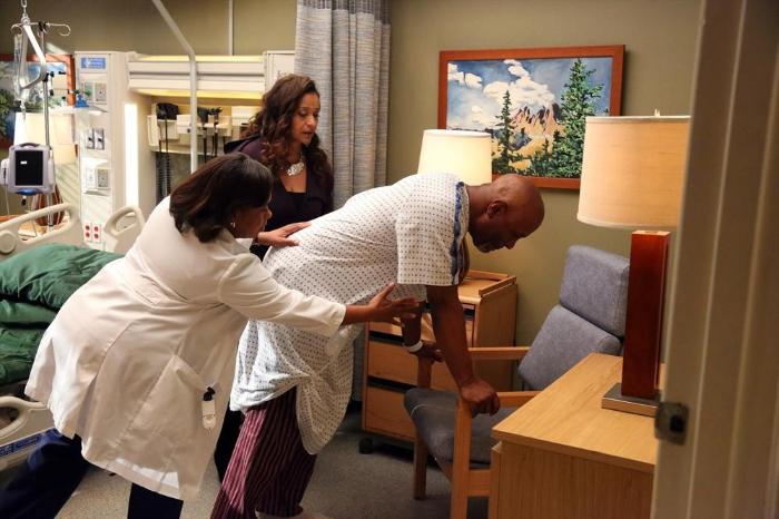 دبی آلن در صحنه سریال تلویزیونی آناتومی گری به همراه Chandra Wilson و James Pickens Jr.