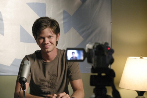 Lee Norris در صحنه سریال تلویزیونی یک تپه درخت