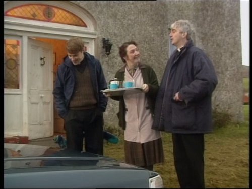 Pauline McLynn در صحنه سریال تلویزیونی پدر تد به همراه Dermot Morgan و Ardal O'Hanlon