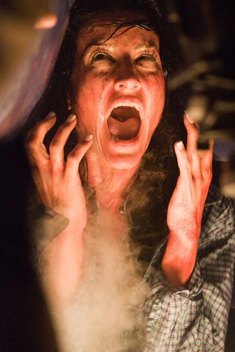 America Olivo در صحنه فیلم سینمایی جمعه ۱۳ام