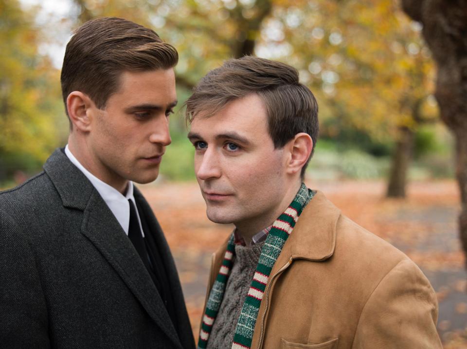 Oliver Jackson-Cohen در صحنه سریال تلویزیونی Man in an Orange Shirt به همراه James McArdle