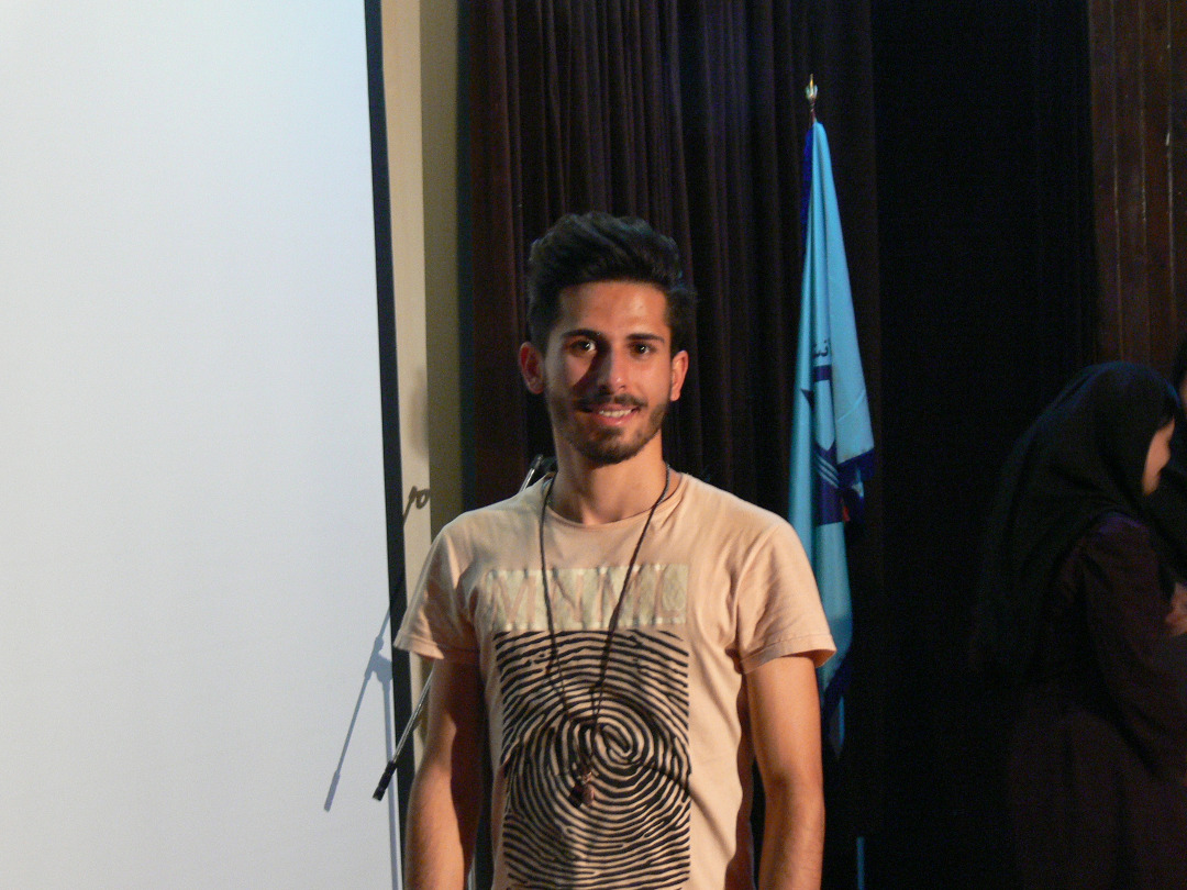 تصویری از دانیال خوش‌سیما، بازیگر سینما و تلویزیون در حال بازیگری سر صحنه یکی از آثارش