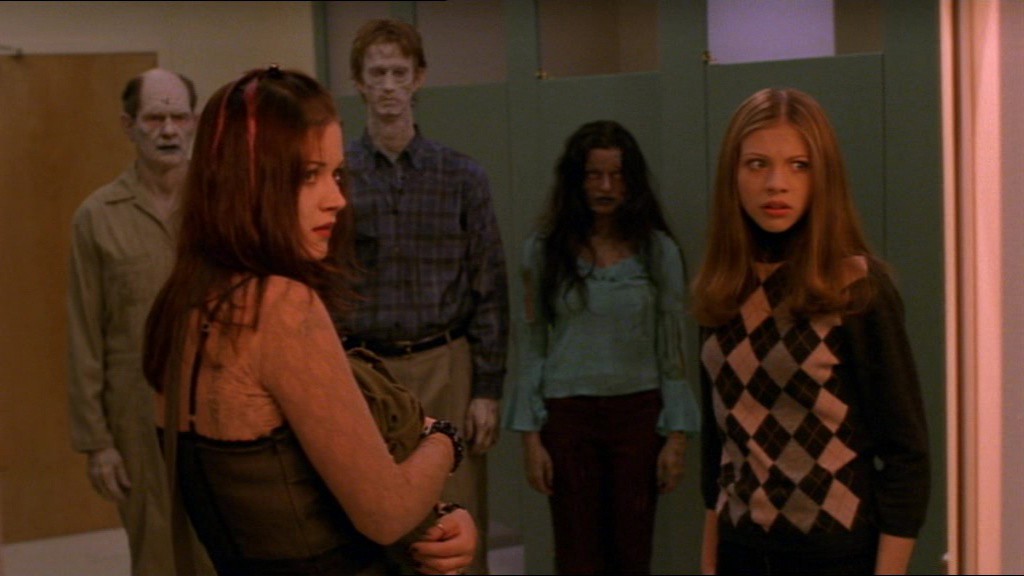 Alexandra Breckenridge در صحنه سریال تلویزیونی Buffy the Vampire Slayer به همراه Michelle Trachtenberg