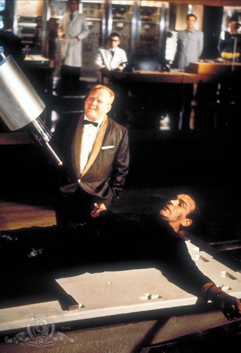 Gert Fröbe در صحنه فیلم سینمایی پنجه طلایی به همراه شان کانری